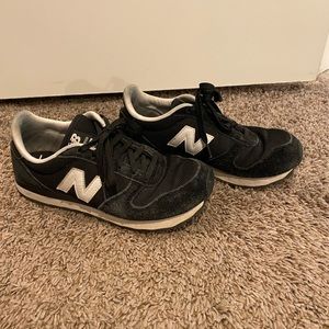 Black New Balance tennis shoes
